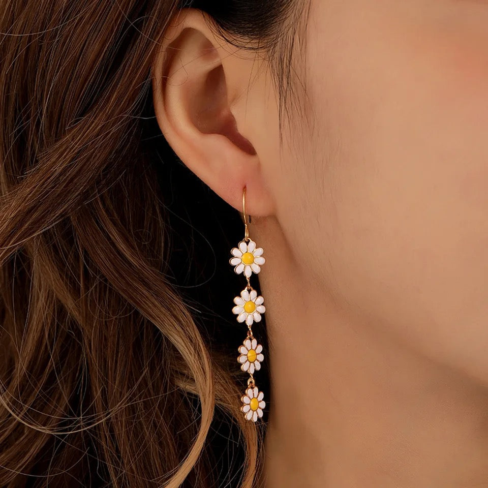Beautiful Gold Daisy Earrings